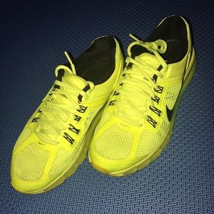 NIKE Air Max 2013! YOUTH 5.5 ( WOMENS 7)